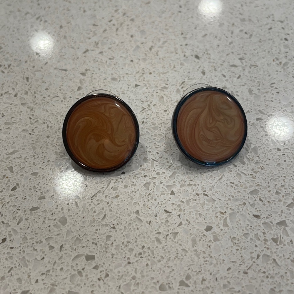Nude stud earrings